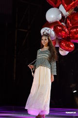 组图：昆凌时尚盛典走秀 Bigbang压轴助阵