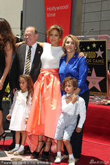 组图：洛佩兹留名星光大道 发表感言喜极而泣