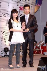 高清图：张智霖等齐聚音乐汇展颁奖 容祖儿夺九奖