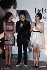 组图：弟弟卫斯理办满月酒贾静雯现身护女心切