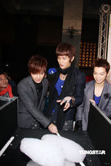 幻灯图集：林宥嘉年底忙不停 联手飞轮海宣告跨年 