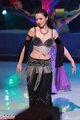 组图：《欢乐满东华2012》落幕 那英西装助阵