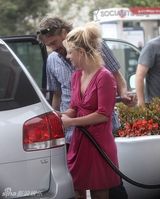 幻灯图集：布兰妮和男友杰森加油站秀恩爱