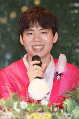 组图：金赵光秀与同性男友开婚前记者会秀甜蜜