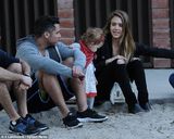 组图：阿尔芭一家公园游玩 一对女儿活泼可爱