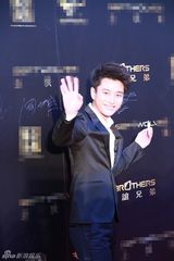 组图：贾乃亮帅气出席时尚活动人气爆棚