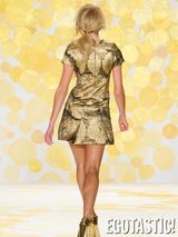 组图：坎蒂丝妖娆走秀身姿婀娜