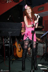 组图：许维恩开唱秀恩爱 吴亚馨送花篮力挺