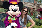 组图：妮娜-杜波夫畅游迪斯尼乐园 小吻米老鼠