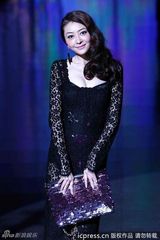 组图：斯嘉丽-约翰逊亮相秀场 熊黛林同场斗艳