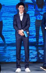 组图：蒋劲夫尼坤同台搞怪 新剧开机成情敌