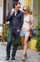 高清组图：凯特-波茨沃斯和男友逛街热裤秀美腿