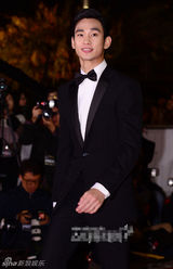 组图：韩星金秀贤亮相大钟红毯 获封雕刻美男