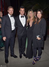 组图：安妮斯顿穿性感V字裙与男友亮相艺术展