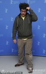 高清图：《神秘世界》发布会 导演莫雷诺顶爆炸头