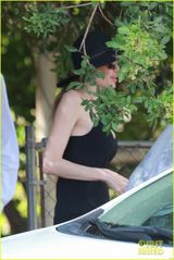 组图：朱莉切乳腺后穿吊带复工 胸部傲人依旧