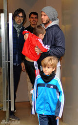 高清图：贝克汉姆携子出游 运动装亮相活力十足