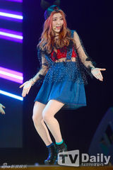 组图：4minute回归突袭游乐园 泫雅短裤秀翘臀