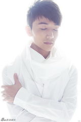 组图：许诺拍黑白朦胧写真 强光背景秀帅气轮廓