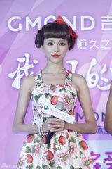 组图：张一白打造《将爱》系列 黄一琳娇俏加盟