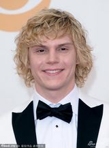 组图：艾玛-罗伯茨男友伊万-彼得斯现身