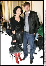 高清图：张曼玉携男友亮相巴黎时装周 随性俏皮