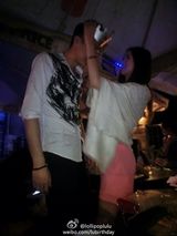 组图：男篮孙悦为美艳娇妻庆生 甜蜜互动