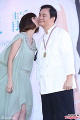 组图：郭静签唱会否认整容 厨师爸爸送乳鸽助阵