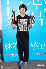 幻灯图集：林宥嘉日系范儿开唱 现场粉丝热情高涨 