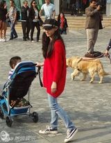 组图：张柏芝带两儿子温馨散步 小Q越大越英俊