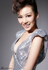 组图：巩新亮亲任设计做礼服 才华尽展美貌如花