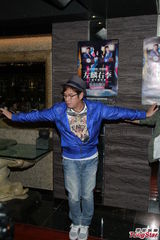 组图：谭咏麟李克勤为个唱加场 跳健身舞锻炼