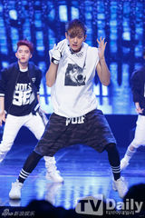 组图：EXO《MCD》华丽演出 2NE1回归登台