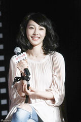 高清：白百何纯美亮相 系黑丝带为地震受害者祈福