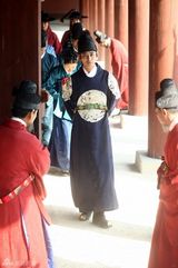 高清组图：朱智勋拍《我是王》穿古装显气势