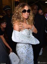 组图：玛利亚负伤吊绷带开唱 低胸水钻裙典雅