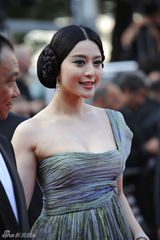 幻灯图：范冰冰亮相戛纳闭幕红毯 长裙显优雅性感