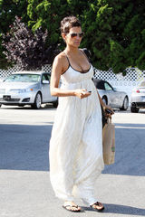 高清组图：哈利-贝瑞长裙逛街 吊带装性感爆乳