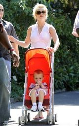 幻灯图集：布兰妮和男友携儿子出游 场面温馨