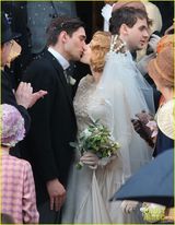 组图：布莱克片场披婚纱吻新郎 老公帅气探班