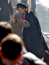 组图：凯特-温斯莱特接班人拍新片 演绎知性美