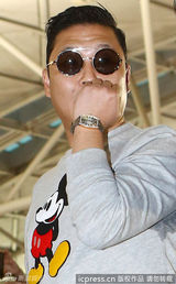 组图：鸟叔PSY前往澳洲机场“骑马” 穿米奇衫卖萌