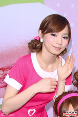 组图：台湾女子组合Popu Lady签唱大秀美腿