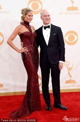 组图：超模海蒂-克鲁姆暗红美裙亮相艾美红毯