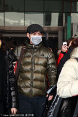 组图：周渝民言承旭及吴建豪蒙面现身机场