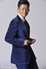 组图：杨志刚全新时尚写真 宝蓝色西装展精英气质