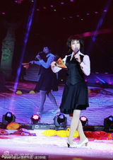 组图：刘晓庆再唱《大碗茶》扭腰摆臀舞香扇 