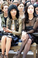 组图：张曼玉亮相伦敦时装周 帅气装扮看秀