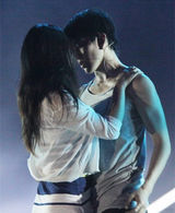 组图：柳岩与泰版《浪漫满屋》Mike贴身热舞