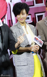 组图：苗圃短发LOOK现身 造型帅气惊艳全场